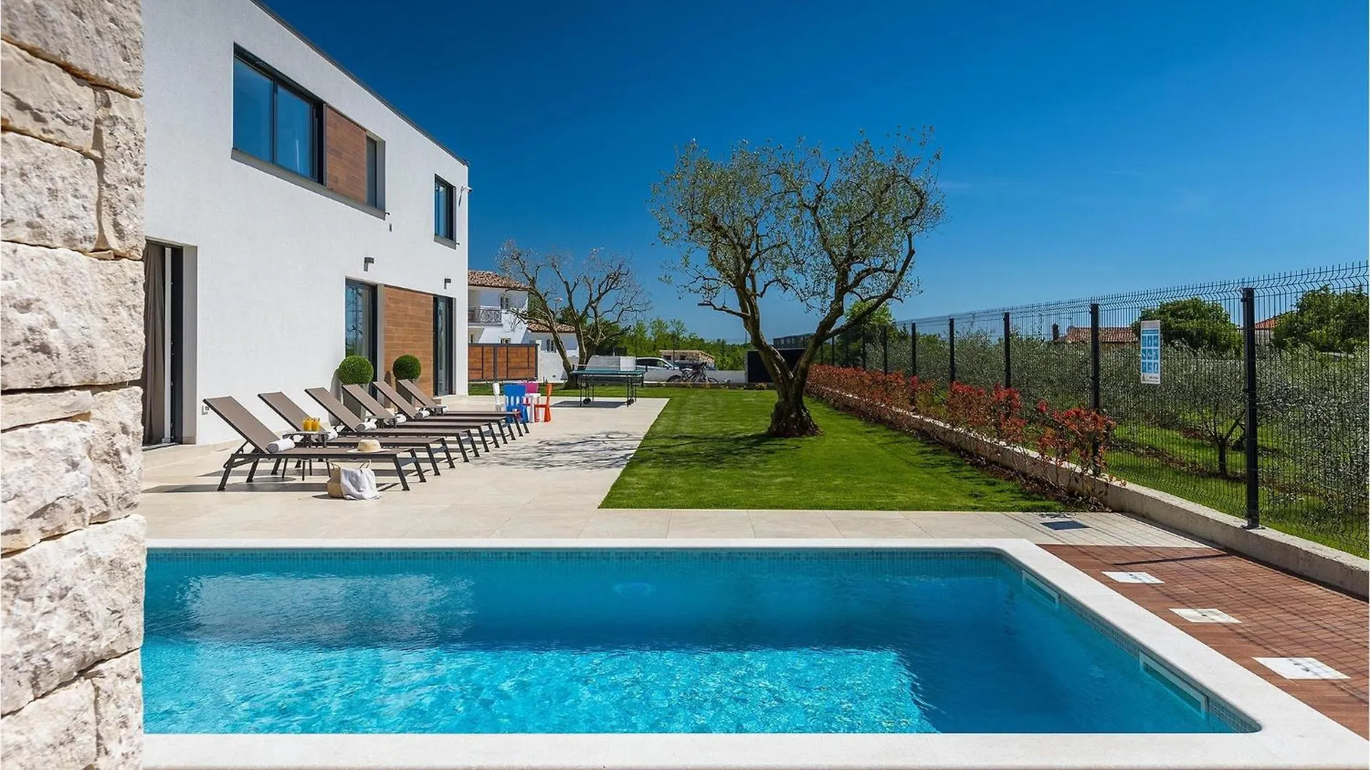 Villa Ansi Rapavel 0*,